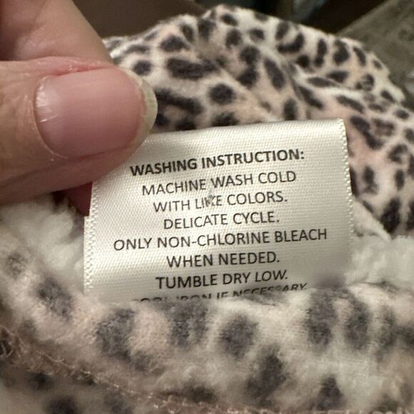 Mia And Tess Blanket Wrap One Size NWT Pink Leopard Wrap Fleece - Picture 6 of 6